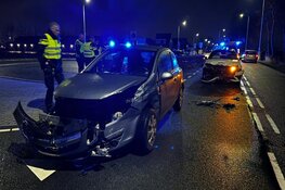 Gewonde en veel schade bij botsing Schipholweg