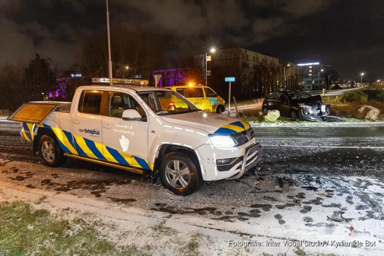 Auto komt in aanrijding met handhaving in Hoofddorp