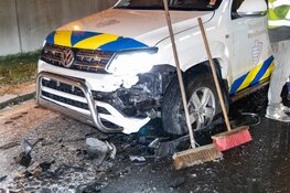 Auto komt in aanrijding met handhaving in Hoofddorp