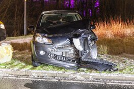 Auto komt in aanrijding met handhaving in Hoofddorp