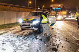 Auto komt in aanrijding met handhaving in Hoofddorp
