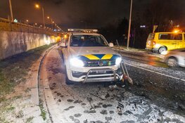 Auto komt in aanrijding met handhaving in Hoofddorp