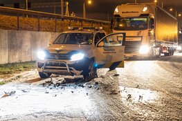 Auto komt in aanrijding met handhaving in Hoofddorp
