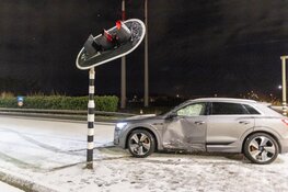 Auto rijdt tegen stoplicht in Vijfhuizen