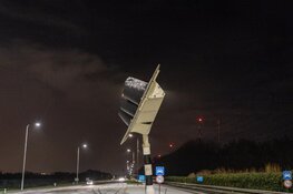 Auto rijdt tegen stoplicht in Vijfhuizen