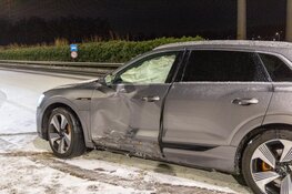 Auto rijdt tegen stoplicht in Vijfhuizen