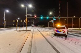 Auto rijdt tegen stoplicht in Vijfhuizen
