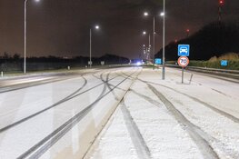 Auto rijdt tegen stoplicht in Vijfhuizen