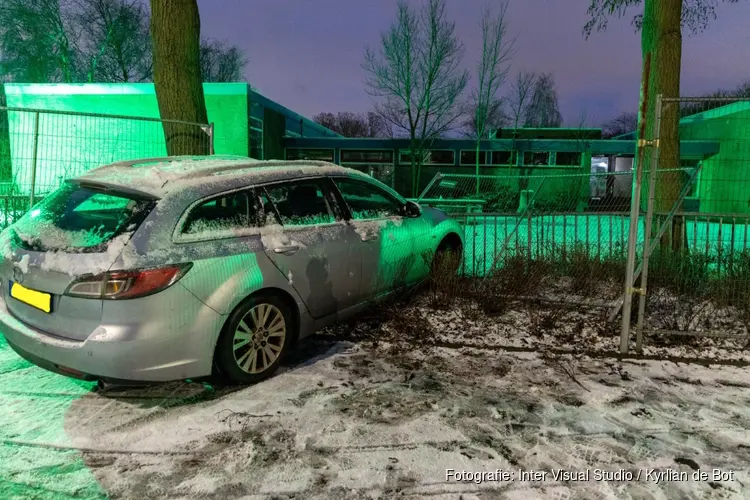 Auto uit de bocht in Zwanenburg