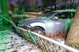 Auto uit de bocht in Zwanenburg