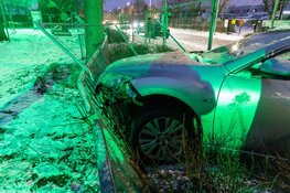 Auto uit de bocht in Zwanenburg