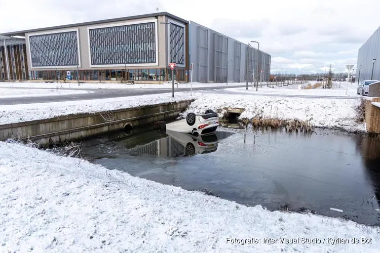 Auto op de kop te water in Hoofddorp
