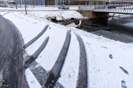 Auto op de kop te water in Hoofddorp
