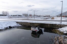 Auto op de kop te water in Hoofddorp