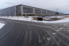 Auto op de kop te water in Hoofddorp