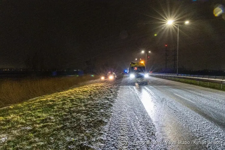 Gladheid, auto uit de bocht op Drie Merenweg in Vijfhuizen
