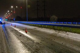 Gladheid, auto uit de bocht op Drie Merenweg in Vijfhuizen