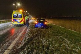 Gladheid, auto uit de bocht op Drie Merenweg in Vijfhuizen