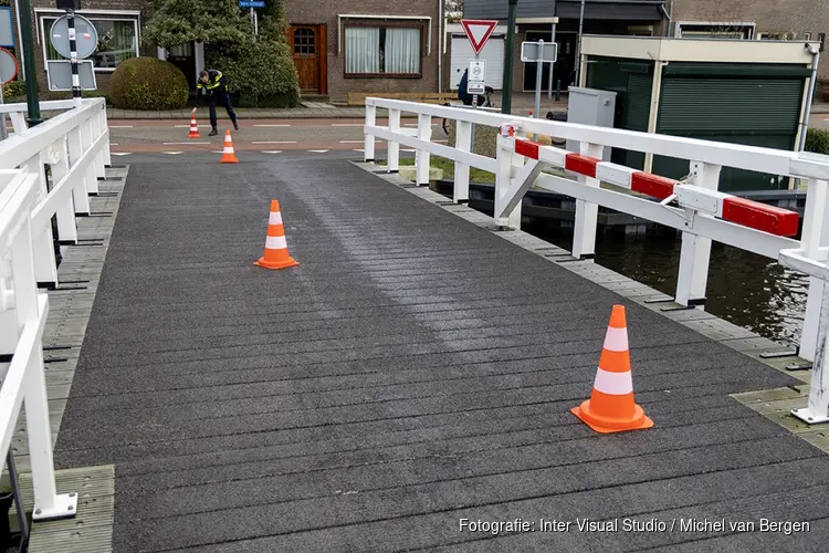 Fietser onderuit door oliespoor op brug in Vijfhuizen