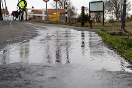 Fietser onderuit door oliespoor op brug in Vijfhuizen