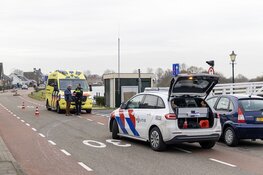 Fietser onderuit door oliespoor op brug in Vijfhuizen