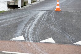 Fietser onderuit door oliespoor op brug in Vijfhuizen
