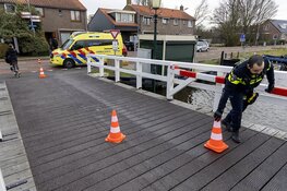 Fietser onderuit door oliespoor op brug in Vijfhuizen