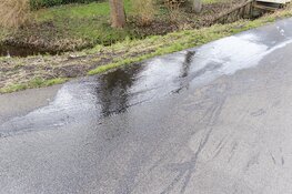 Fietser onderuit door oliespoor op brug in Vijfhuizen