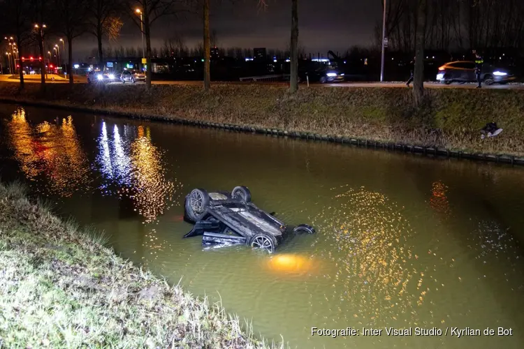 Auto te water langs Hoofdweg in Hoofddorp