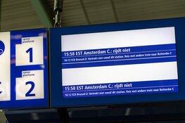 Geen treinverkeer van en naar Schiphol door aanrijding, drukte bij bussen