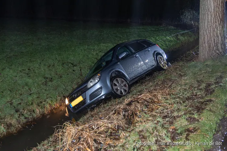 Auto in greppel in Zwaanshoek