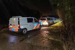 Auto in greppel in Zwaanshoek