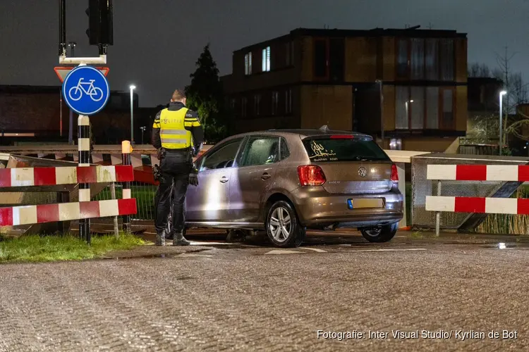 Automobilist maakt inschatting fout en rijdt paaltjes uit de grond in Vijfhuizen