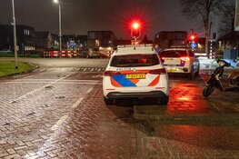 Automobilist maakt inschatting fout en rijdt paaltjes uit de grond in Vijfhuizen