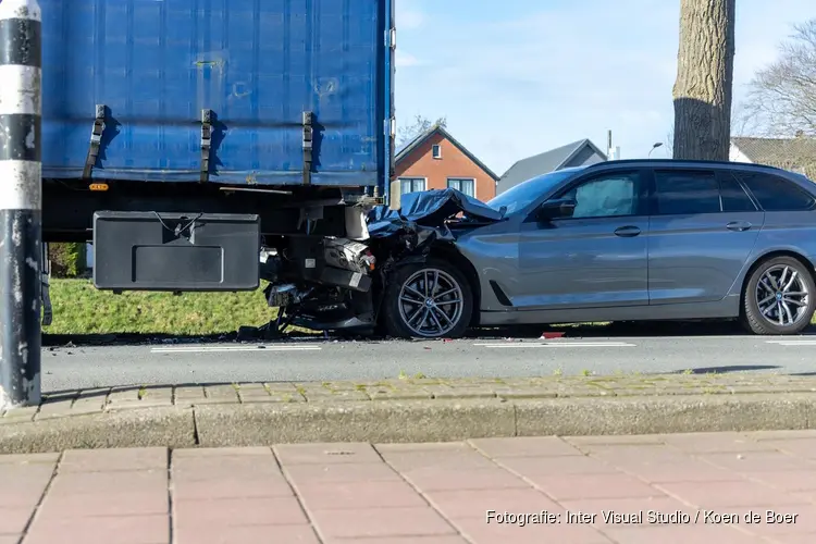 Auto onder vrachtwagen gereden op Hoofdweg in Abbenes