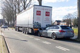 Auto onder vrachtwagen gereden op Hoofdweg in Abbenes