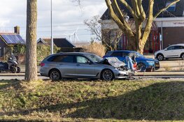 Auto onder vrachtwagen gereden op Hoofdweg in Abbenes