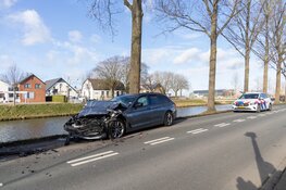 Auto onder vrachtwagen gereden op Hoofdweg in Abbenes
