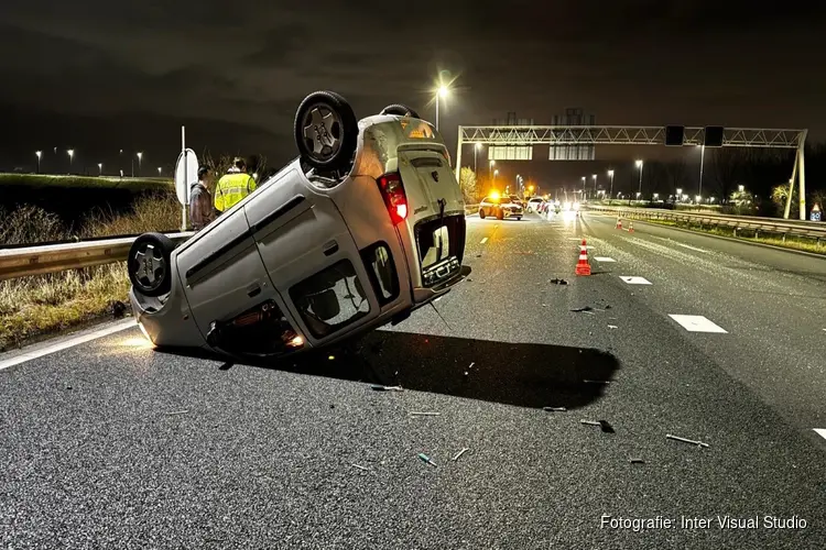 Auto op de kop: bestuurder neemt de benen