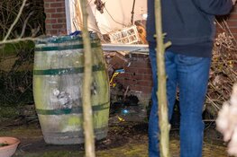 Auto tegen woning in Zwanenburg, bestuurster vlucht en is aangehouden