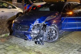 Auto tegen woning in Zwanenburg, bestuurster vlucht en is aangehouden