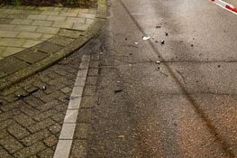 Auto tegen woning in Zwanenburg, bestuurster vlucht en is aangehouden