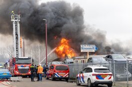 Uitslaande brand op bedrijventrrein in Vijfhuizen
