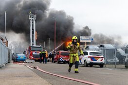 Uitslaande brand op bedrijventrrein in Vijfhuizen