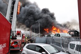Uitslaande brand op bedrijventrrein in Vijfhuizen