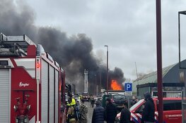 Uitslaande brand op bedrijventrrein in Vijfhuizen