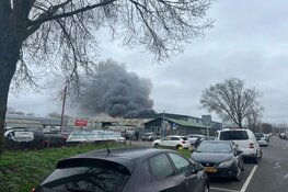 Uitslaande brand op bedrijventrrein in Vijfhuizen