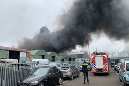 Uitslaande brand op bedrijventrrein in Vijfhuizen