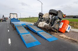 Verreiker valt van oprijwagen in Hoofddorp, bestuurder gewond