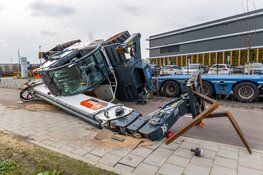 Verreiker valt van oprijwagen in Hoofddorp, bestuurder gewond